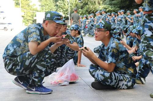军训吃瓜的快乐,青春汗水中的甜蜜瞬间